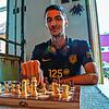 Efe Özdemir baut im Café Vielfalt sein Schachbrett auf und wartet, bis sich irgendein Mitspieler zu ihm an den Tisch setzt, der mit ihm ...