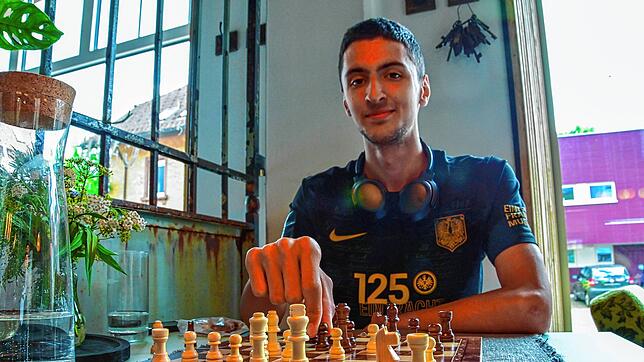 Efe Özdemir baut im Café Vielfalt sein Schachbrett auf und wartet, bis sich irgendein Mitspieler zu ihm an den Tisch setzt, der mit ihm ...