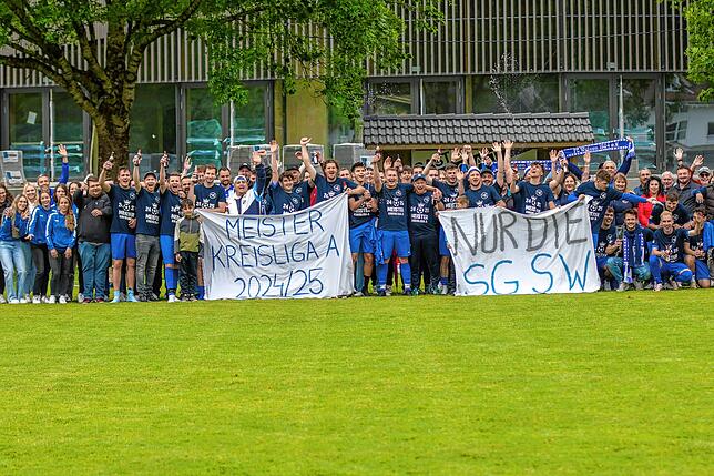 Bild 10: SG Stühlingen/Weizen siegt 5:1 beim FC Geißlingen und feiert den  Meistertitel – wir haben Fotos!