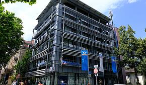Über wesentliche Weichenstellungen hier wird bald aus Tettnang bestimmt: Die Volksbank Konstanz, hier der Noch-Hauptsitz am Lutherplatz, ...