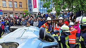 Die Feuerwehr setzt bei der Hauptprobe technisches Gerät ein, um eine im Fahrzeug eingeklemmte Person nach einem Verkehrsunfall zu ...