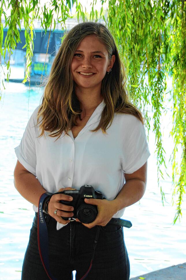 Sophie Tichonenko steht am Seerhein mit ihrer Kamera. Die Studentin begleitet Luigi Pantisano zu Gesprächen mit Bürgern der Stadt und ...