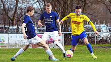 Die SpVgg F.A.L. (rechts Robin Karg im Duell mit den Dettingern Raphael Skusa, links, und Lukas Kowalski) hat mit dem FC Überlingen den ...