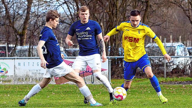 Die SpVgg F.A.L. (rechts Robin Karg im Duell mit den Dettingern Raphael Skusa, links, und Lukas Kowalski) hat mit dem FC Überlingen den ...