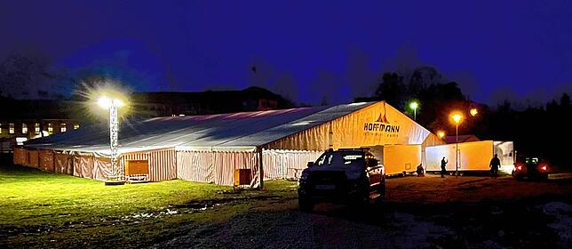Bis in die Nacht hinein arbeiten die Helfer der Gottmadinger Gerstensackzunft bei Flutlicht, um das große Festzelt für die Narrentage am ...