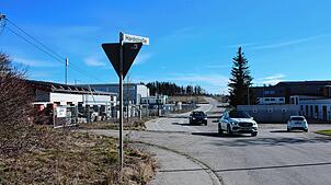 Die Hardstraße im Bereich des Gewerbegebiets Donau-Hegau I erhält ihre Deckschicht und außerdem auch eine Reihe von Anschlüssen. Bild: ...