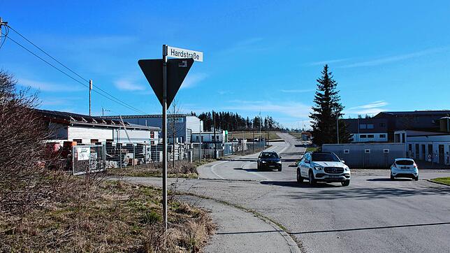 Die Hardstraße im Bereich des Gewerbegebiets Donau-Hegau I erhält ihre Deckschicht und außerdem auch eine Reihe von Anschlüssen. Bild: ...