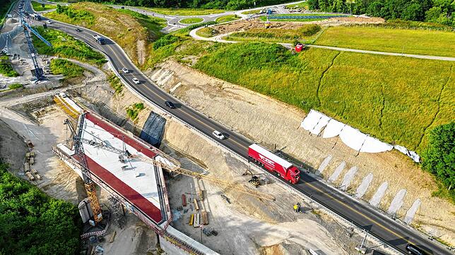 Ein drohender Hangrutsch an der B31 im Bereich der Rengoldshausener Straße auf Höhe Überlingen. Die weiße Folie markiert den Bereich, ...