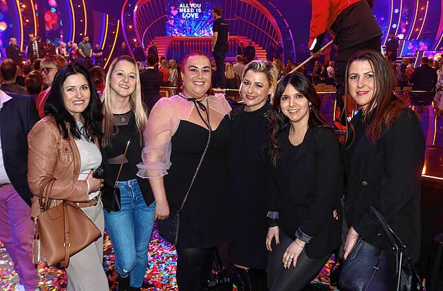 Patricia della Monica (Vierte von links) mit ihren Freundinnen Uli, Isi, Anita, Meli und Sandy. Sie genossen die „Giovanni Zarella Show“ ...