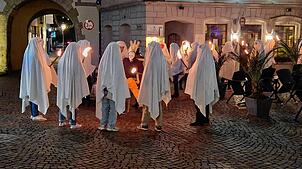 Bild : Fasnacht in Waldshut: Die Narren feiern mit schaurig-schönem Abgesang – Ein unvergesslicher Höhepunkt