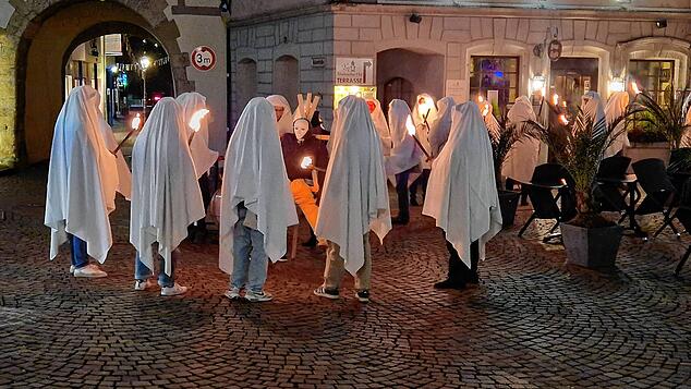 Bild : Fasnacht in Waldshut: Die Narren feiern mit schaurig-schönem Abgesang – Ein unvergesslicher Höhepunkt