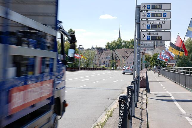 Bild 2: Alle Jahre wieder: Im Advent drohen Staus bis zum Verkehrskollaps in Konstanz. Die Stadt erklärt, wie sie dieses Jahr gegensteuern will