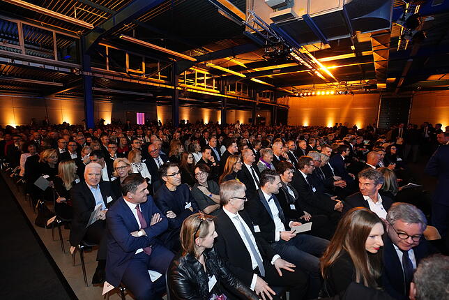 Volles Haus: 2000 Personen, darunter viele Unternehmer, Verbandsvertreter und Mandatsträger, sind am Donnerstagabend in die VS-Messe zum ...