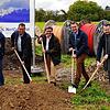 Beim Spatenstich für den Ausbau des Breitbandnetzes (v.l.): Michael Artamonow und Stephan Einsiedler von Netze BW GmbH, Bürgermeister ...