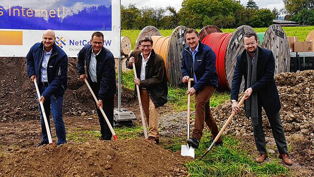 Beim Spatenstich für den Ausbau des Breitbandnetzes (v.l.): Michael Artamonow und Stephan Einsiedler von Netze BW GmbH, Bürgermeister ...