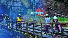 Die Feuerwehr kämpft mit rund 70 Mann gegen einen Brand in der Nähe der Schwarzwaldbahn.