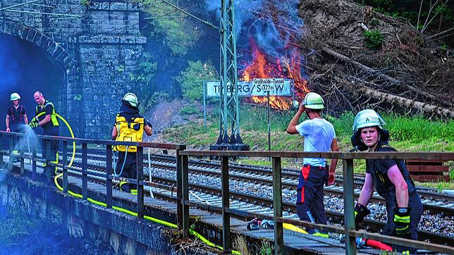 Die Feuerwehr kämpft mit rund 70 Mann gegen einen Brand in der Nähe der Schwarzwaldbahn.