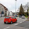 Die Hohenkrähenstraße in Singen (Bildmitte) beginnt an der Friedenslinde-Kreuzung.