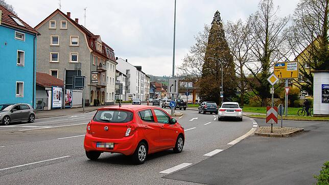 Die Hohenkrähenstraße in Singen (Bildmitte) beginnt an der Friedenslinde-Kreuzung.