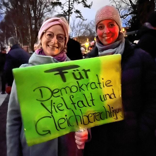 Bild 8: Konstanzer zeigen bei der Demo gegen rechts Gesicht