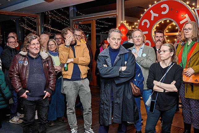 Anjes Tjarks (gelbe Jacke, Bündnis 90/Die Grünen), Verkehrssenator, und weitere Teilnehmer der Wahlparty von Bündnis 90/Die Grünen in ...
