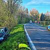 Das beteiligte Auto steht neben der Fahrbahn.