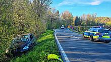 Das beteiligte Auto steht neben der Fahrbahn.