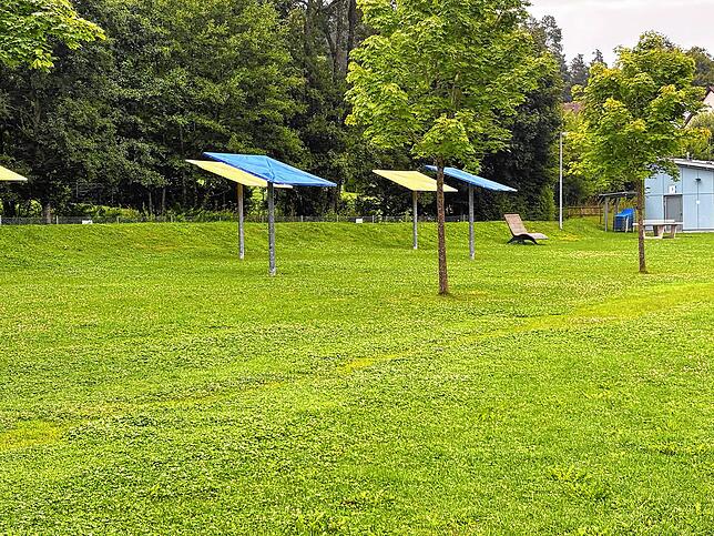 Gähnende Leere auf der Liegewiese im Villinger Kneippbad.