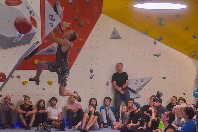 Gespannt verfolgen die Zuschauer, wie Jonas Mayer die Herausforderung am Boulderfelsen mit Überhang bewältigt. Am Ende gewinnter Mayer ...