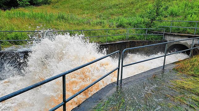 Hier schießen 8,5 Kubikmeter Wasser in der Sekunde, das sind 8500 Liter, durch das Wehr, das unterhalb der Staumauer liegt. Es wird ...