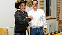 Bei der Narrenzunft wird nicht nur der Stab übergeben, auch Orden und Hut gehen an den neuen Zunftmeister. Alexander Dannecker (links) ...