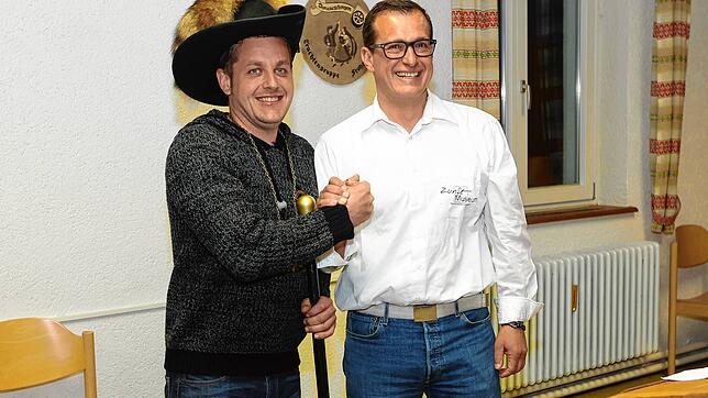 Bei der Narrenzunft wird nicht nur der Stab übergeben, auch Orden und Hut gehen an den neuen Zunftmeister. Alexander Dannecker (links) ...