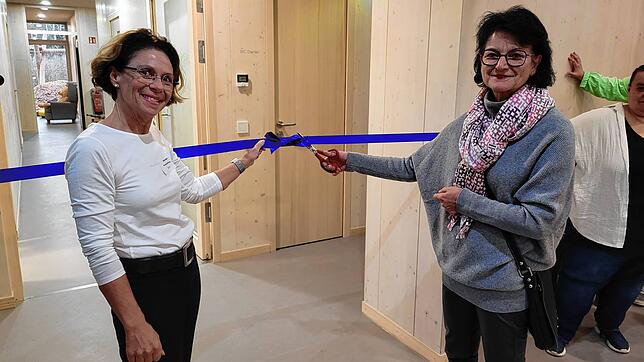Heike Reuter, Geschäftsführerin des Kinderschutzbundes Konstanz, und Bürgermeister Monika Laule eröffnen das neue Kinderhaus Nezfeldwies ...