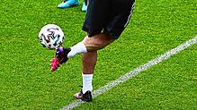 Technisch versiert wie dieser Spieler hier sind auch die Mittelfeldspieler der Landesliga, die es in die Topelf geschafft haben.