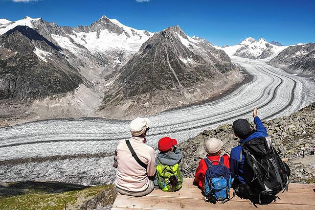 (Archivbild) Werden diese Kinder ihren Enkeln noch Gletscher in den Alpen zeigen können? Wenn der Klimawandel ungebremst weitergeht, ...