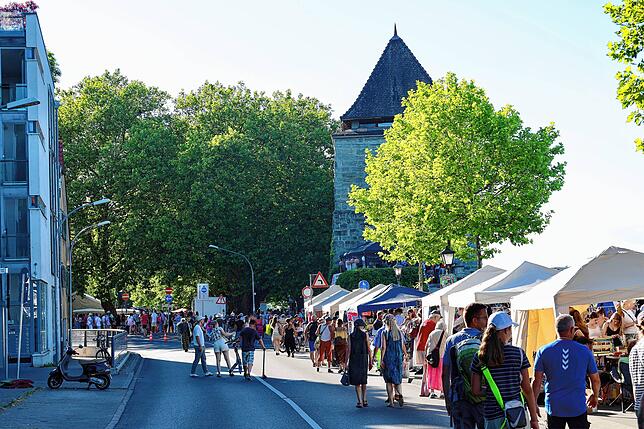 Bild 12: Mega Flohmarkt in Konstanz und Kreuzlingen: die ersten Besucher schlendern über die Verkaufsflächen