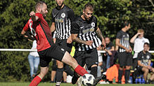 Der Rietheimer Tobias Groß (links) versucht, den Tannheimer Nico Farace zu stoppen. Der SV Rietheim feierte mit dem 3:1-Auswärtssieg in ...