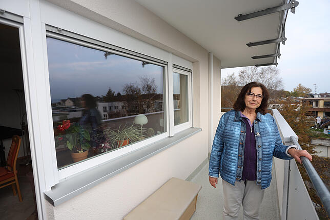 Sigrid Königsmark auf dem fertig sanierten Balkon. Die Fenster sind energetisch saniert, die Mieter kritisieren aber, dass sie kleiner ...
