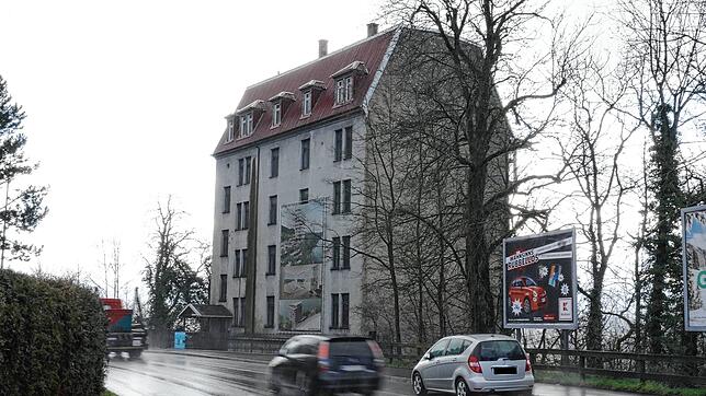 Am östlichen Ortseingang von Waldshut steht das Rheinschloss. Die Lage direkt an der vielbefahrenen Bundesstraße 34, im Nadelöhr ...