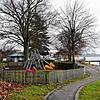Spielplatz (vorne), Sanitärhäuschen (Mitte), der Westhafen (dahinter) und die Uferanlage müssen dringend saniert werden. Dieses Vorhaben ...