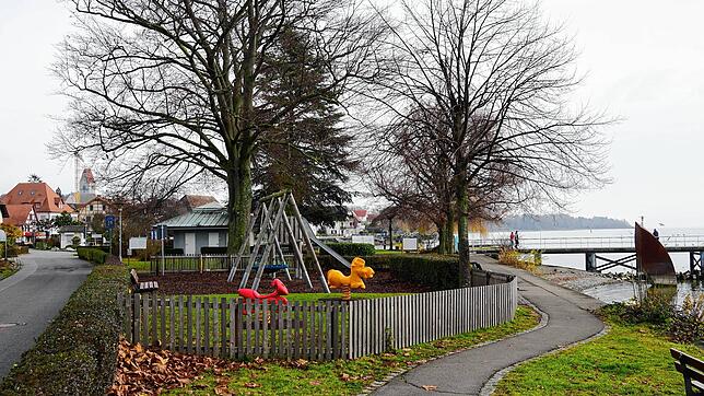 Spielplatz (vorne), Sanitärhäuschen (Mitte), der Westhafen (dahinter) und die Uferanlage müssen dringend saniert werden. Dieses Vorhaben ...