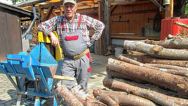So fühlt er sich wohl: Giovanni Wendel frönt mit Eifer seinem Hobby, der Aufbereitung von Brennholz. Im Wald findet er Ruhe und Entspannung.