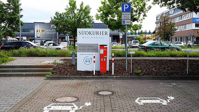 Eine Elektroladestation ohne Auto: Solche Bilder wird es in Konstanz wohl immer seltener geben. Denn die Nachfrage nach E-Autos steigt ...
