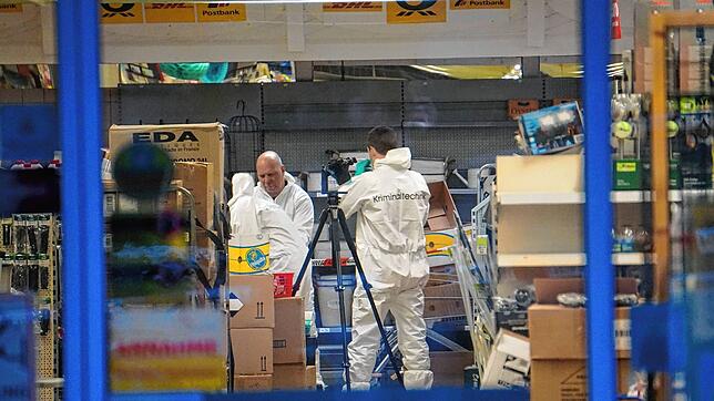 Fahnder der Kriminalpolizei Friedrichshafen sammeln kurz nach dem Tötungsdelikt im Megamix am 21. Januar Spuren in dem Ladengeschäft. ...