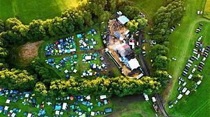 Auf dem Hüttenbühl in Herdwangen-Schönach wird im August wieder das Eine-Liebe-Festival gefeiert, für das es jetzt bereits Karten gibt.