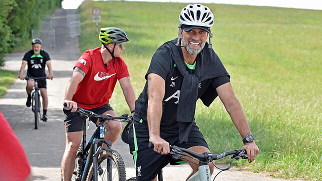 Tag zwei des Trainingslagers: Trainer Jürgen Klopp führt seine Mannschaft am Montag, 17. Juli zur Vormittagseinheit an.