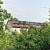 Das Dach der ehemaligen Villinger Jugendherberge ist nach dem Feuer Ende August größtenteils nur noch ein verkohltes Gerippe. Die ...