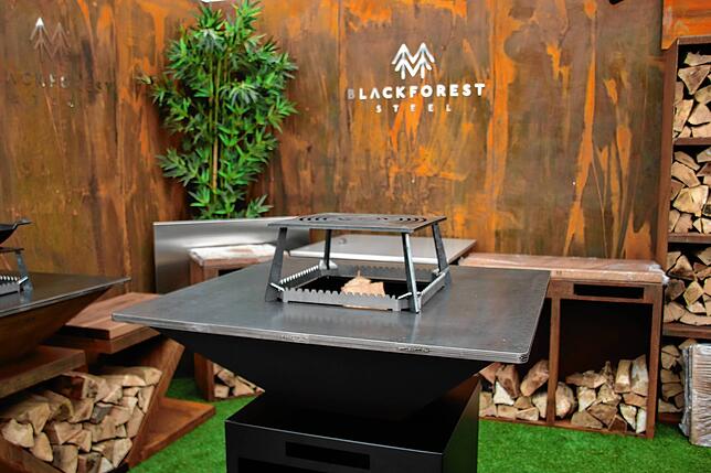 Edle Feuerstellen statt dem üblichen Grillrost gibt es am Stand der Firma Blackforest Steel.