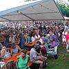 Am Freitagabend, 16. August, ist beim Staader Hafenfest viel los. Die Besucher freuen sich über Unterhaltung und nette Gespräche.