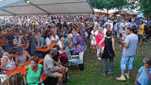 Am Freitagabend, 16. August, ist beim Staader Hafenfest viel los. Die Besucher freuen sich über Unterhaltung und nette Gespräche.
